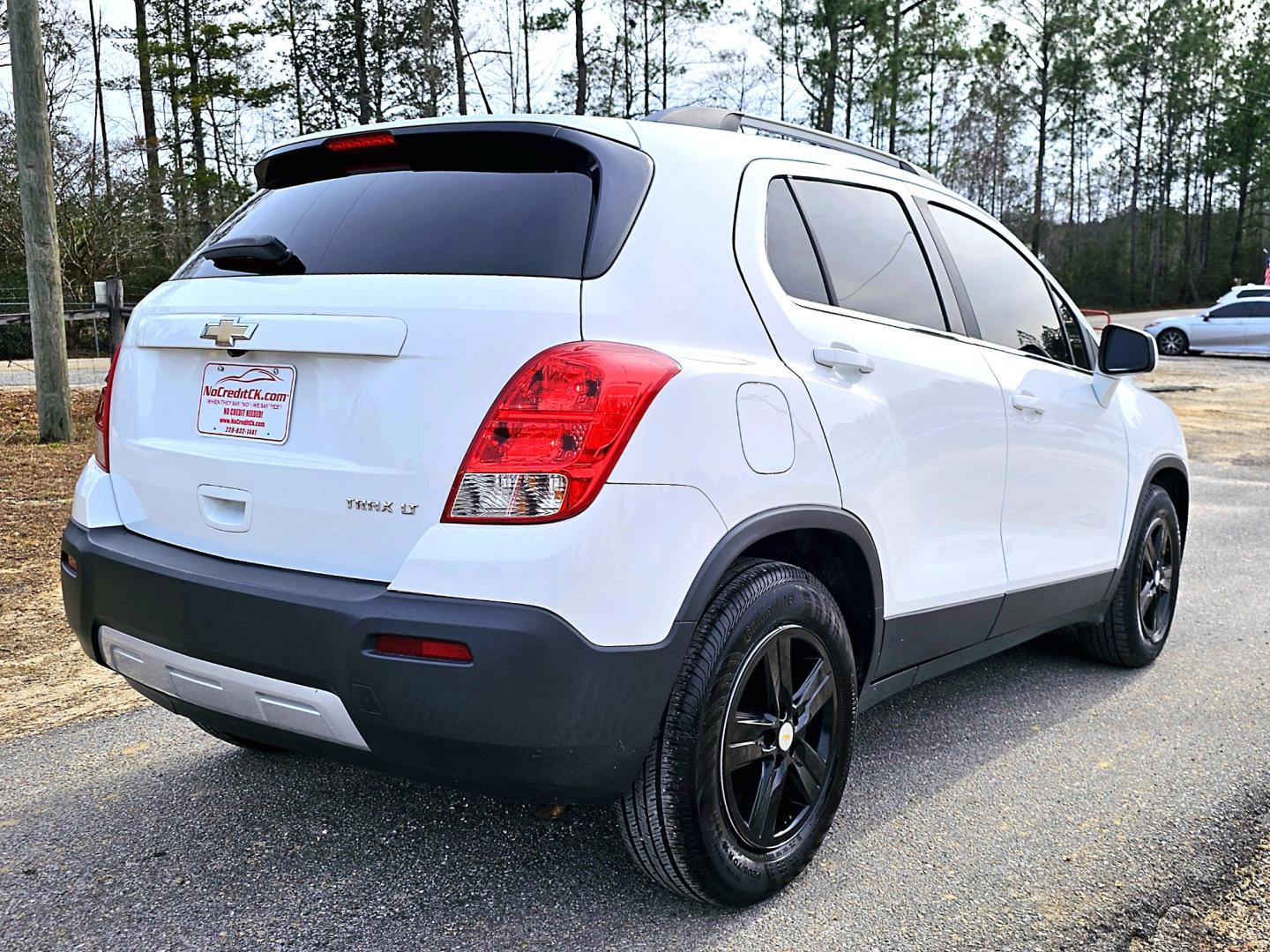 2016 White Chevrolet Trax LT (KL7CJLSB9GB) with an 1.4L L4 DOHC 16V engine, Automatic transmission, located at 18001 Kellogg Rd, Saucier, MS, 39574, (228) 832-1441, 39.421459, -76.641457 - Photo#5